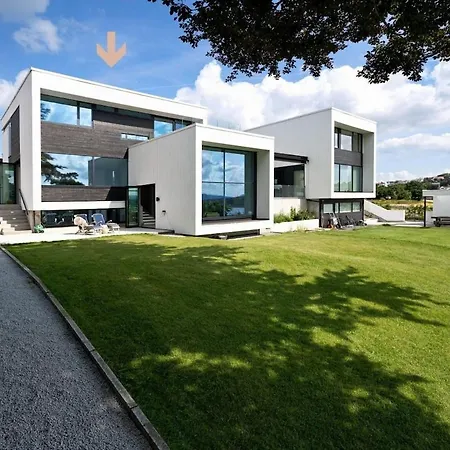 Villa Ons 2026 Luxury Designer With Private Pond, 4 Bedrooms, 3 Bathrooms *