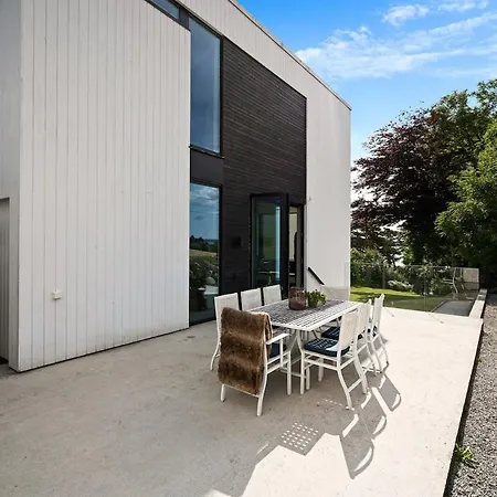 Ons 2026 Luxury Designer With Private Pond, 4 Bedrooms, 3 Bathrooms *