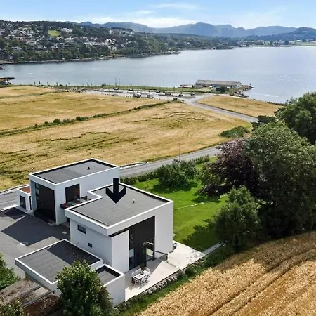 Villa Ons 2026 Luxury Designer With Private Pond, 4 Bedrooms, 3 Bathrooms